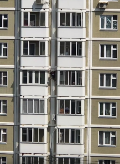 25-летний мужчина решил спуститься между балконами без страховки. Фото Скриншот Youtube