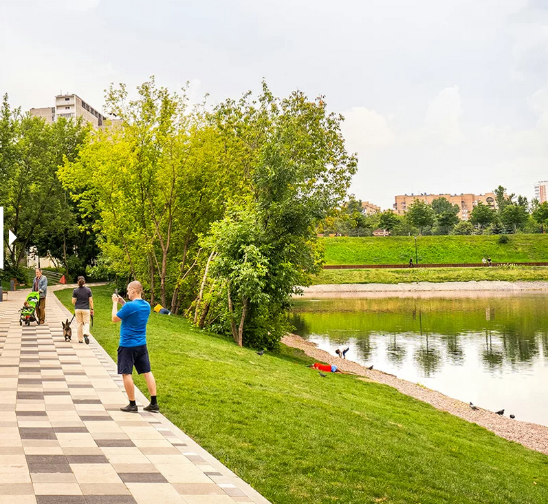 Полузаброшенный участок превратился в чудесный парк у воды. Фото mos.ru
