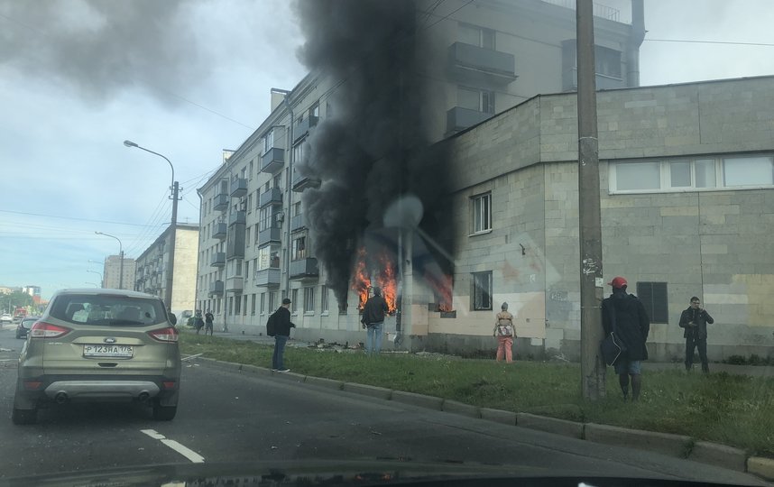 Крупный пожар на Краснопутиловской улице в Петербурге. Фото ДТП/ЧП, vk.com