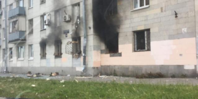 Фото с места пожара на Краснопутиловской улице в Петербурге.