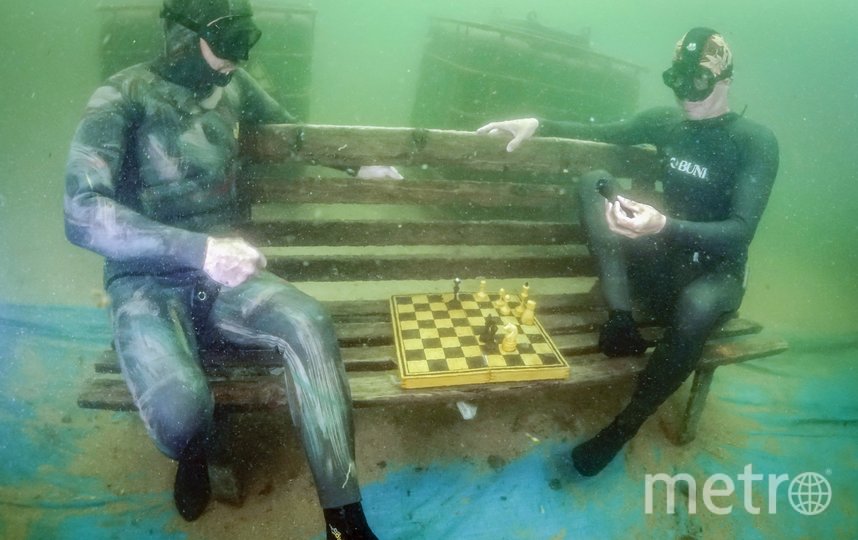 Шахматный турнир на затопленной скамейке. Фото Дмитрий Серебряков (pro DIVING CLUB), "Metro"