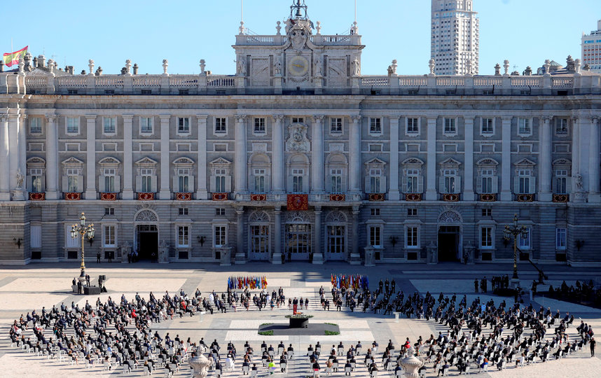 Траурная церемония на площади перед Оружейной палатой королевского дворца в Мадриде. Фото AFP