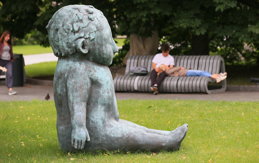 Взрослые и дети в восторге от новых скульптур. Фото Василий Кузьмичёнок