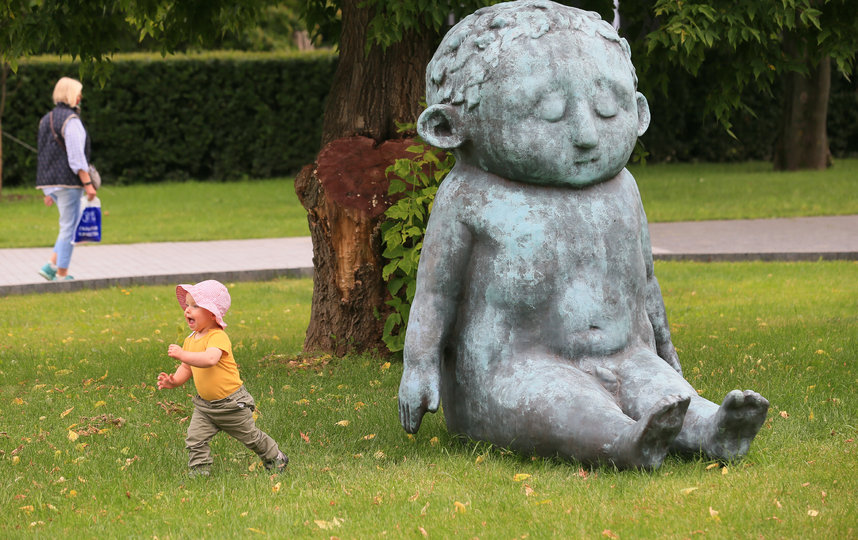Малыши бегают возле скульптуры "Малыш". Фото Василий Кузьмичёнок