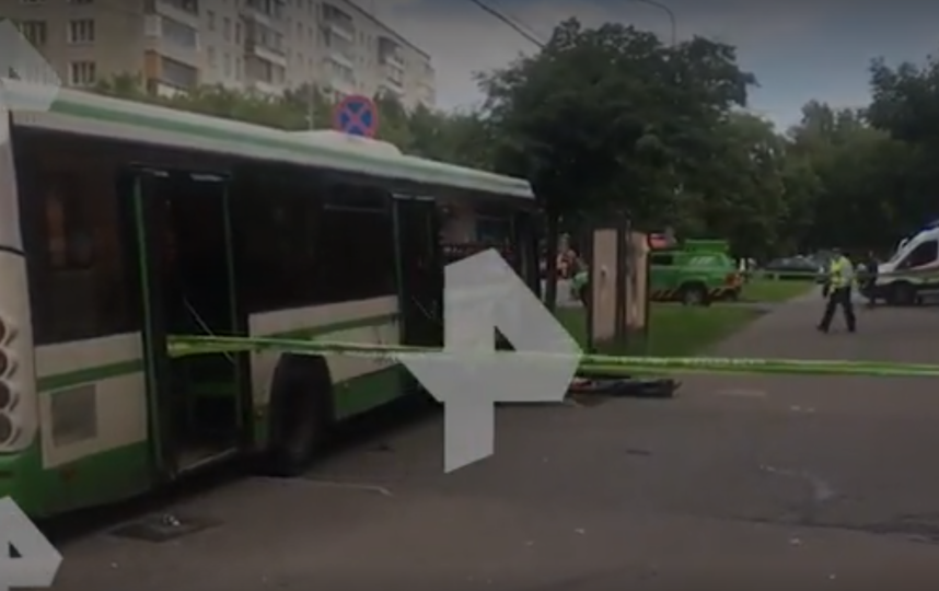 Появилось видео с места аварии с автобусом на юго-востоке Москвы. Фото скриншот с видео РЕН ТВ