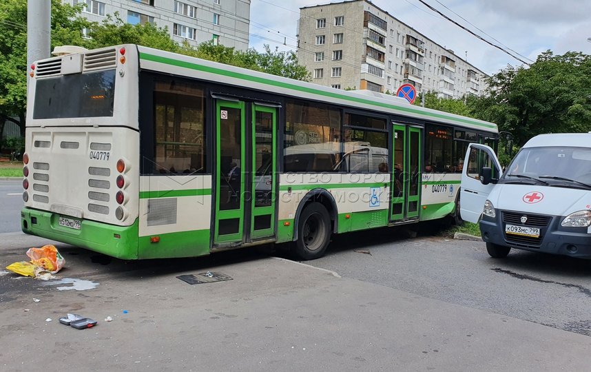 Последствия ДТП с автобусом в Люблино, в результате которого погибла женщина. Фото АГН "Москва"/ Денис Воронин
