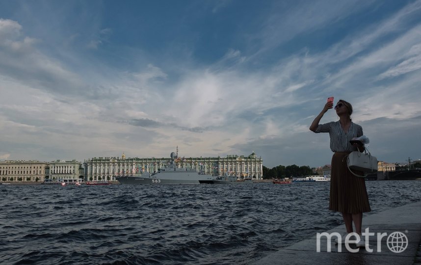 Военные корабли уже в Неве в Петербурге. Фото Алена Бобрович, "Metro"