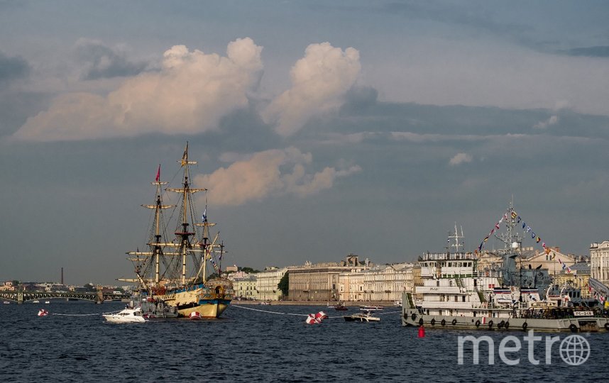 Военные корабли уже в Неве в Петербурге. Фото Алена Бобрович, "Metro"