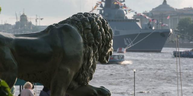 Военные корабли уже в Неве в Петербурге.