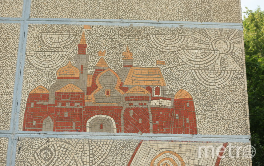Новгородская ладья и кремль на стене московского дома. Фото Василий Кузьмичёнок, "Metro"