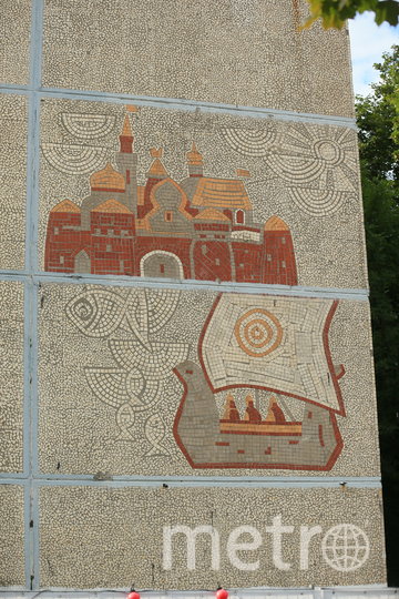 Новгородская ладья и кремль на стене московского дома. Фото Василий Кузьмичёнок, "Metro"