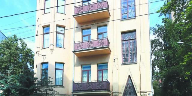 Сейчас дом Фролова – жилой, на каждом этаже – по одной квартире. Сейчас дом Фролова – жилой, на каждом этаже – по одной квартире.