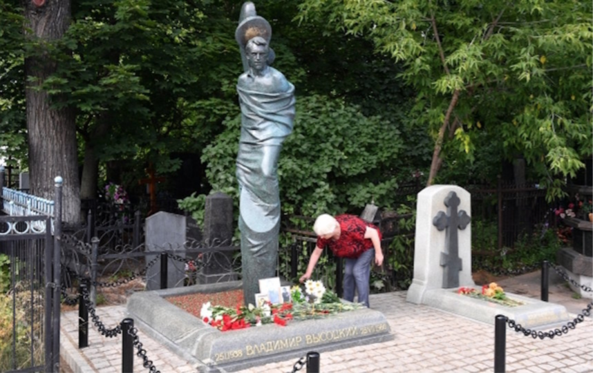 Памятник Владимиру Высоцкому на Ваганьковском кладбище в Москве. Фото РИА Новости