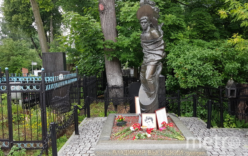 Памятник высоцкому на ваганьковском кладбище до и после в москве