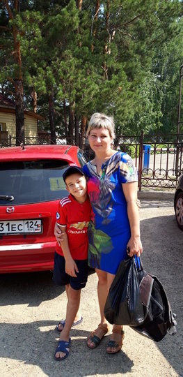 Мария, её сын и тот самый автомобиль. Фото предоставила Мария Петрушенко
