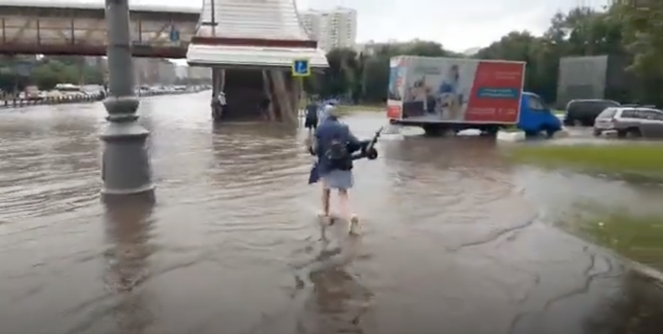 Движение на Дмитровском шоссе было перекрыто из-за воды на проезжей части в районе 67 дома. Фото Скриншот Youtube