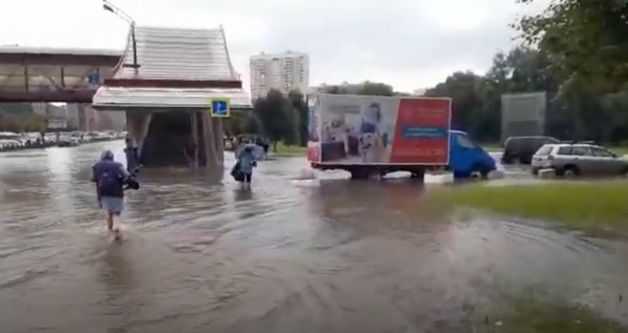 Движение на Дмитровском шоссе было перекрыто из-за воды на проезжей части в районе 67 дома. Фото Скриншот Youtube
