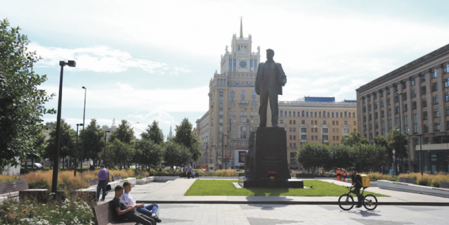 Спустя десятилетия на площадь вернулись деревья. Спустя десятилетия на площадь вернулись деревья.