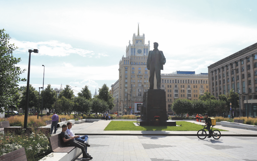 Триумфальная площадь 1. Памятник Маяковскому в Санкт-Петербурге. Памятник Маяковскому в Москве. Памятник Маяковскому в Санкт-Петербурге на улице Маяковского. Памятник Маяковскому в Москве на Триумфальной площади.