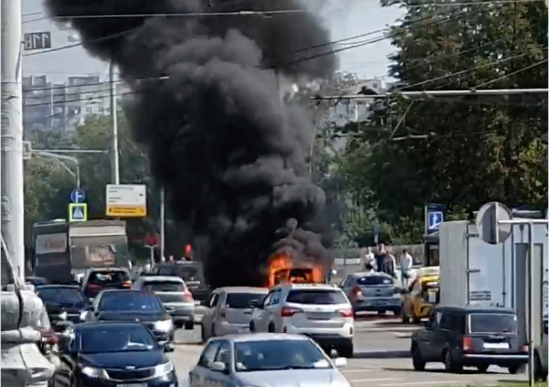 На Профсоюзной улице в Москве вспыхнул автомобиль