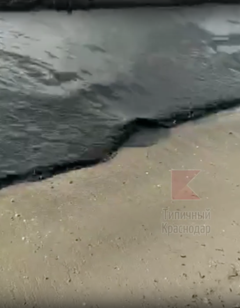 Как Чёрное море почернело. Фото скриншот видео https://vk.com/typical_krd