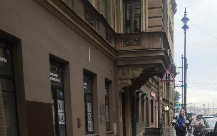 Ранее на Петроградке очевидцы заметили обрушение декора с дома. Фото vk.com/spb_today.
