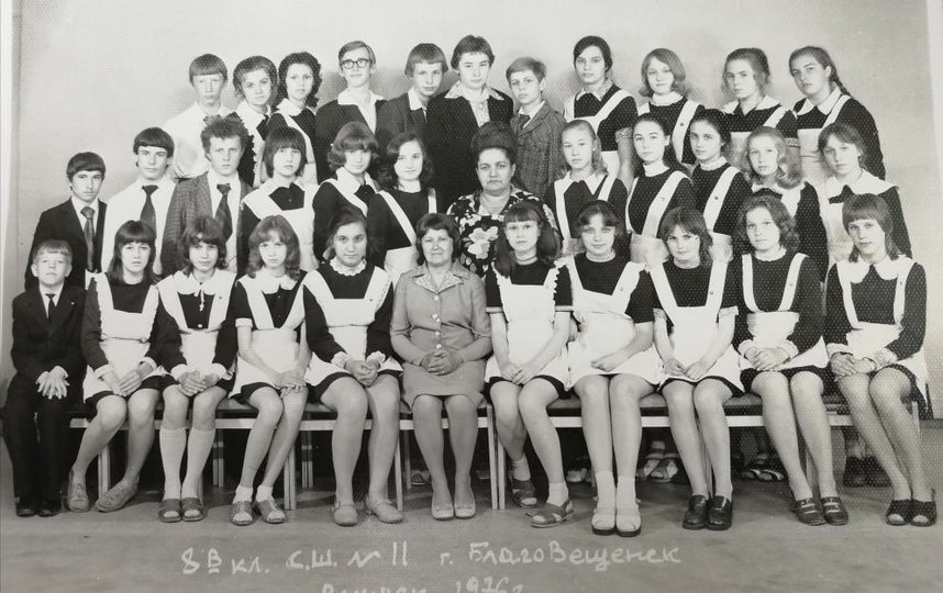 Ученица 8-го класса средней школы № 11 Благовещенска Лариса Савицкая. Нижний ряд, четвёртая справа. Фото предоставила Марина Завиваева