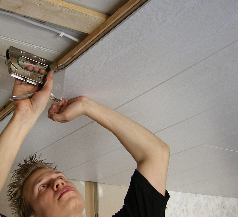 ISOTEX на потолок можно монтировать как с обрешеткой, так и без неё. 