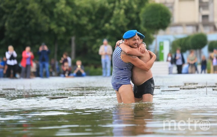 2 августа 18. Стелла ВДВ В Рязани. ВДВШНИКИ отжигают. Московский десант. Десантники в трусах фото.