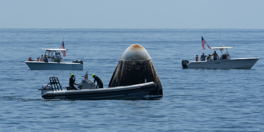 Crew Dragon с двумя астронавтами на борту приводнился в Мексиканском заливе. Фото Getty