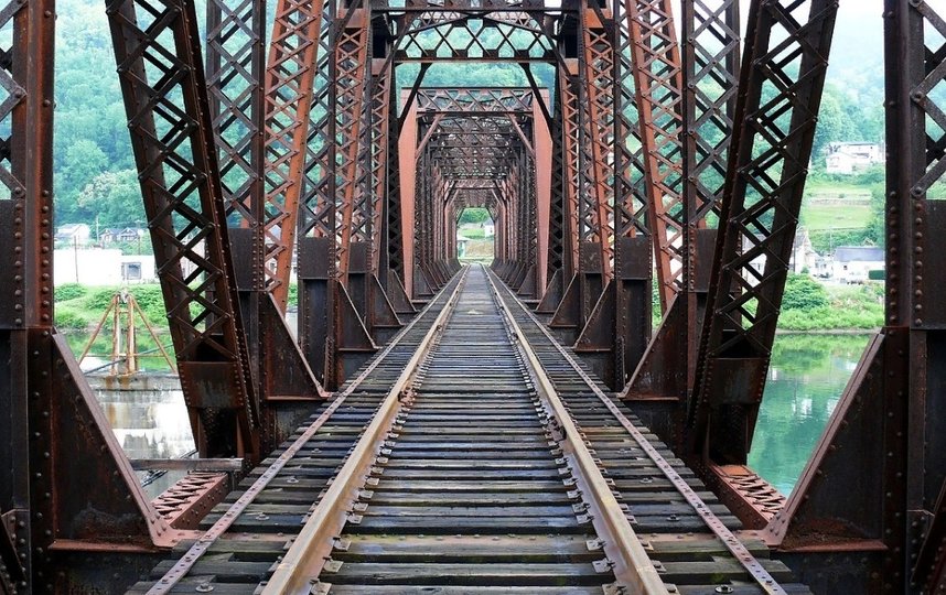 Обрушился железнодорожный мост. Фото Pixabay.