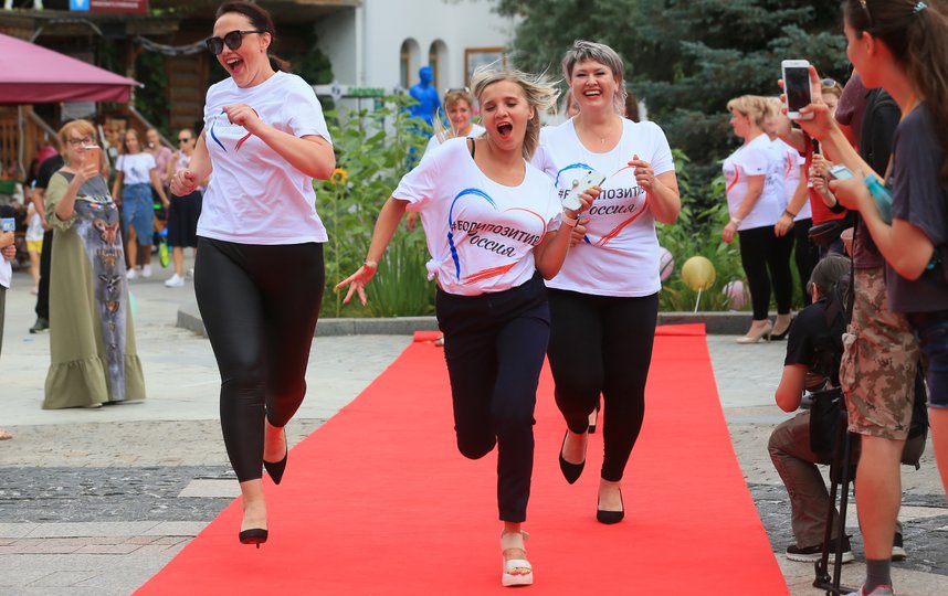 Участницы из разных городов устроили дефиле и забег… на каблуках. Фото Василий Кузьмичёнок