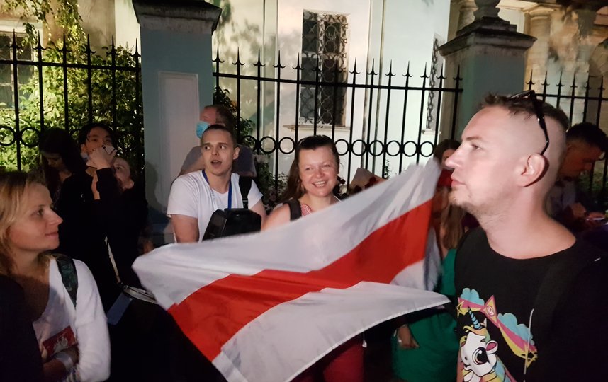 У здания посольства Белоруссии в Москве проходит митинг. Фото Василий Кузьмичёнок