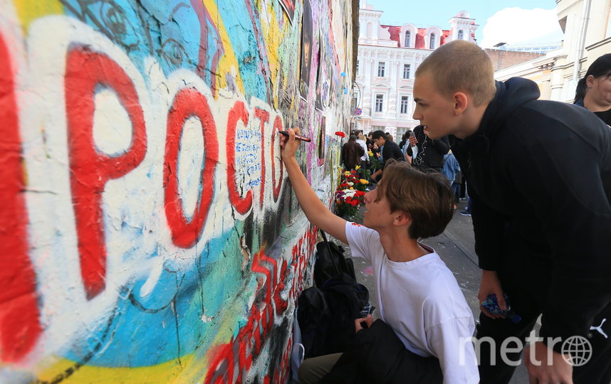 Стена цоя на арбате. Стена Цоя на Арбате 2022. Стена Цоя 2020 15 августа. Стена Цоя на Арбате 2020. Цой на Арбате 2020.