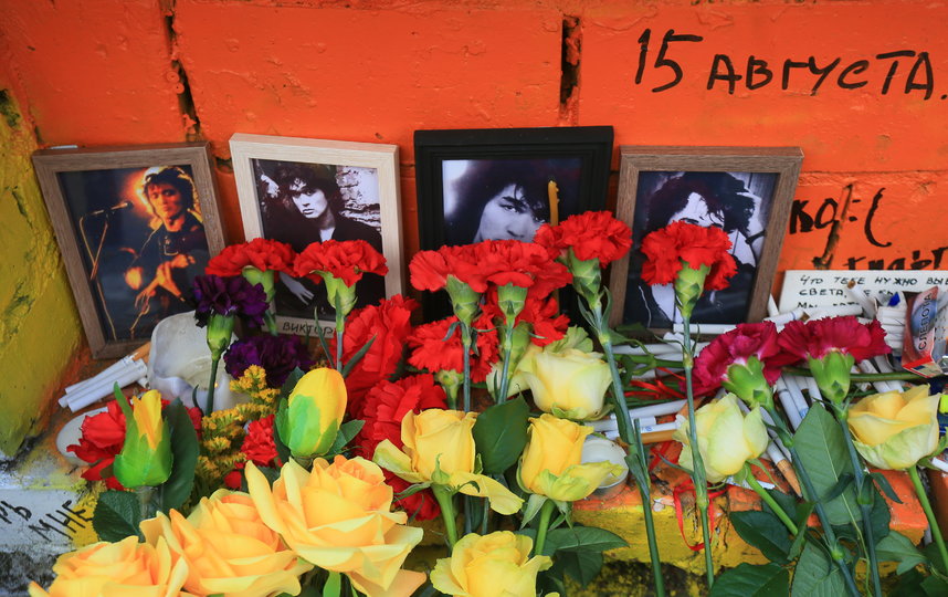 Поклонники Виктора Цоя возложили цветы к стене музыканта на Арбате. Фото Василий Кузьмичёнок
