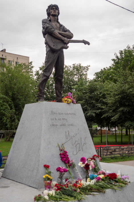 Скульптура Виктора Цоя в сквере на улице Танкиста Хрустицкого. Фото Святослав Акимов, "Metro"