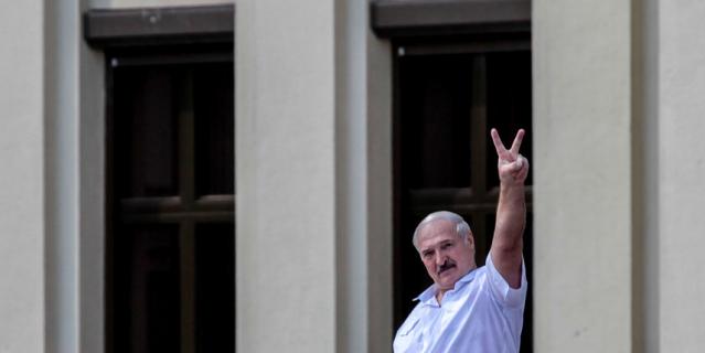 Лукашенко на провластном митинге. Лукашенко на провластном митинге.