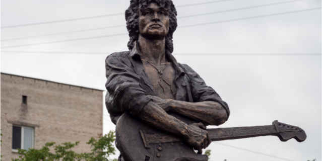 Памятник Цою в Петербурге. Памятник Цою в Петербурге.
