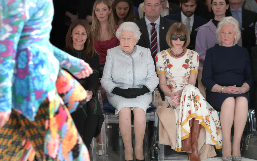 Королева Елизавета II и Анджела Келли (справа) на Неделе моды в Лондоне. Архивное фото. Фото Getty