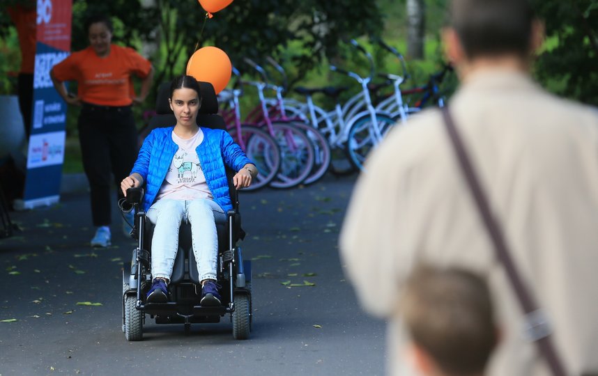 В парке «Красная Пресня» любой желающий теперь может покататься на электрической коляске. Фото Василий Кузьмичёнок
