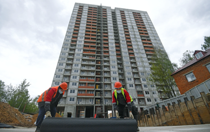 Рабочие на строительной площадке жилого дома на улице Парковой, владение 31 в Москве. Фото Григорий Сысоев, РИА Новости
