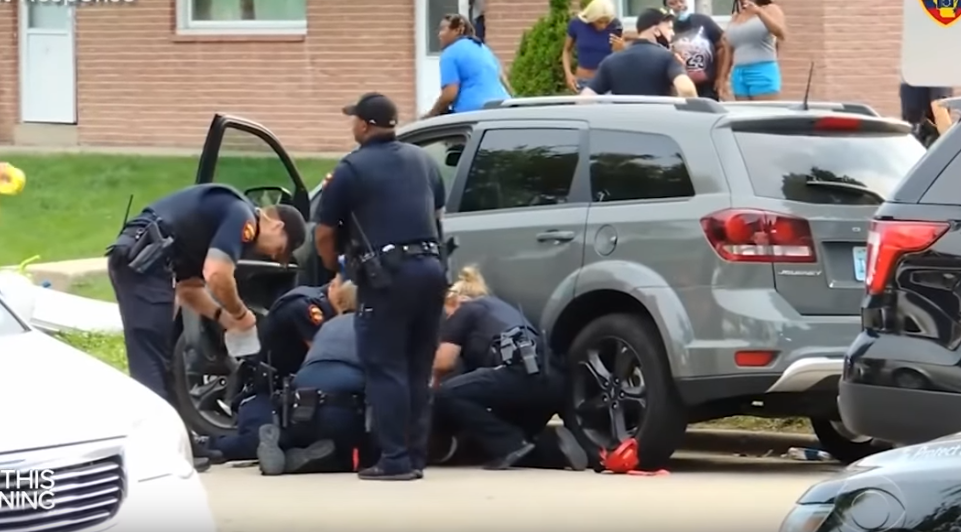 Офицеры оказали помощь раненому мужчине, затем он был доставлен в больницу в Милуоки. Фото CBS This Morning, Скриншот Youtube