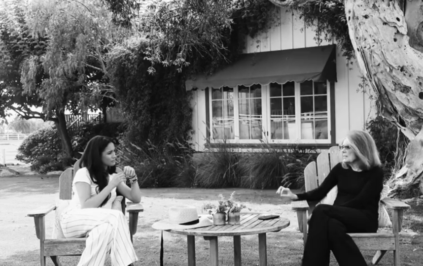 Меган Маркл во дворе своего дома с Глорией Стейнем. Фото скрин-шот