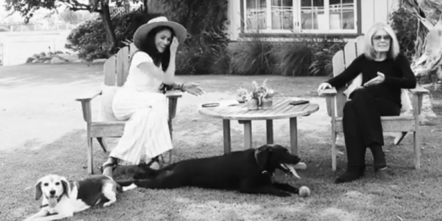 Меган Маркл во дворе своего дома с Глорией Стейнем и собаками.