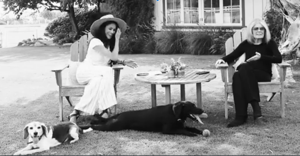 Меган Маркл во дворе своего дома с Глорией Стейнем и собаками. 