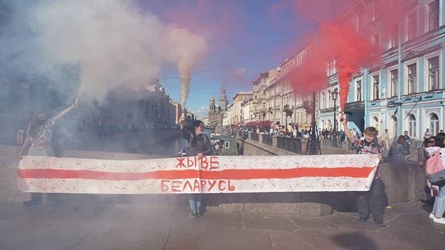 Активисты растянули баннер в поддержку протестующих в Белоруссии. Фото instagram.com/suicidal_friday/.