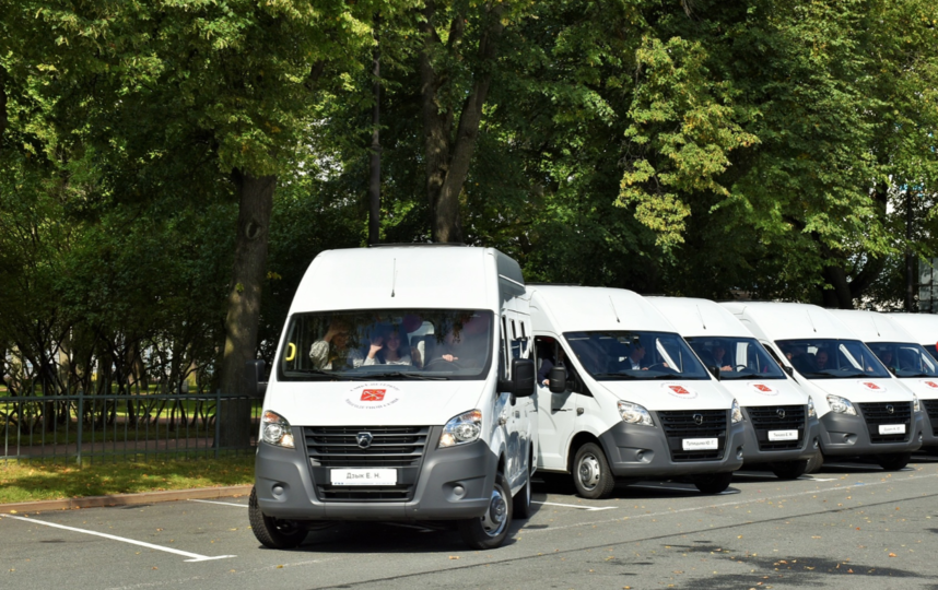 Микроавтобусы для многодетных семей. Фото gov.spb.ru, "Metro"
