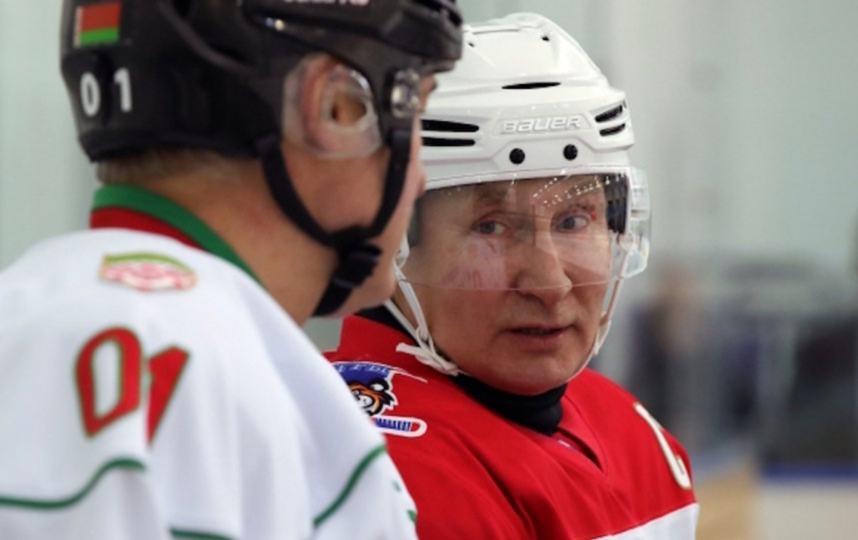  Путин и Лукашенко на хоккейном матче, архив. Фото РИА Новости
