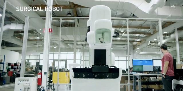 На презентации был представлен робот, разработанный для автоматизированной имплантации.