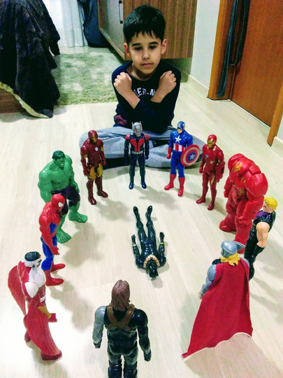 Дети по всему миру сфотографировались с фигурками героев Marvel. Фото TWITTER, @stace_mal